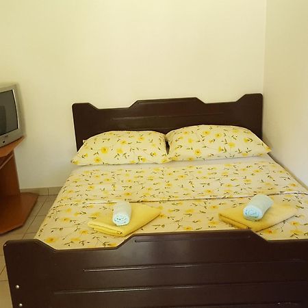 Apartments Mirakul Lopar Exterior photo