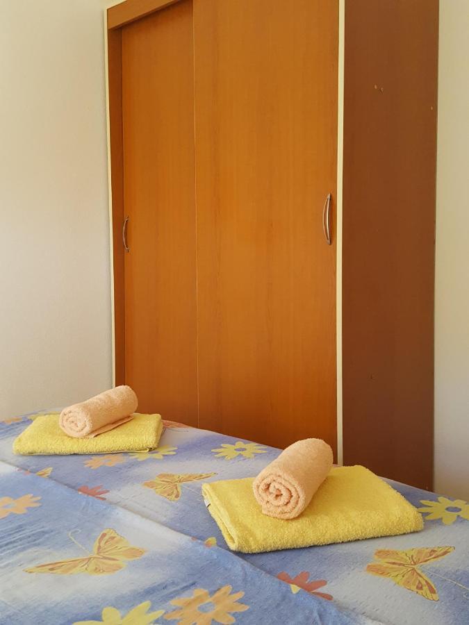 Apartments Mirakul Lopar Exterior photo